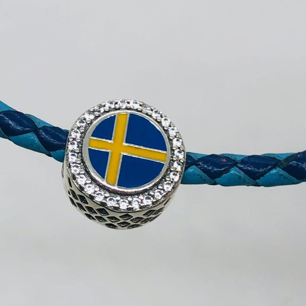 ✨✨Pandora Country Of Sweden Exclusive Flag Round Sparkling Charm